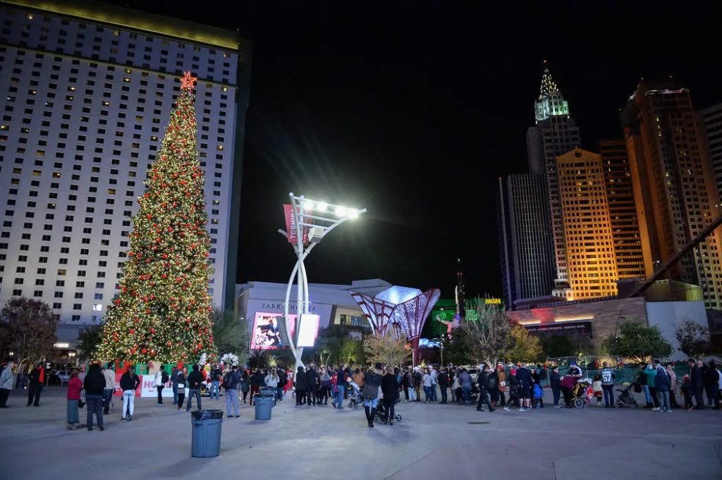 The Best Christmas decorations on the Strip at Bellagio Las Vegas I Happy  Holidays 2021 